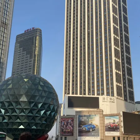 Ganghui Four Seasons Hotel Apartment (Dalian Railway Station Zhongshan Square)