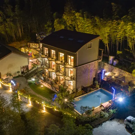 Mogan Mountain Xiaofeng Mujing Xiangye Hot Spring Hostel