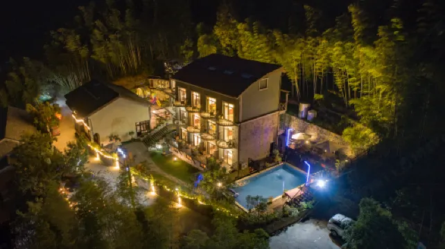 Mogan Mountain Xiaofeng Mujing Xiangye Hot Spring Hostel