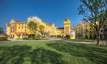 Barcelona International Resort Shanghai Отели рядом с достопримечательностью «Shanghai International Studies University (Wenxiang Road)»