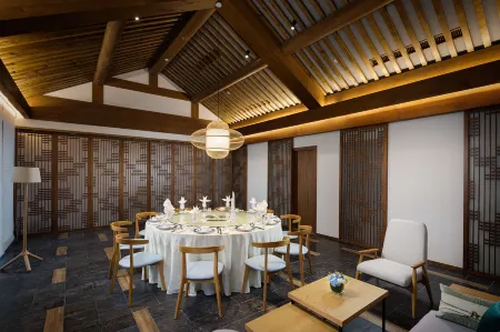 Blossom House Ningbo Отели рядом с достопримечательностью «Dongqian Lake Xiaoputuo»