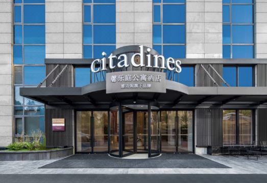 상하이 야경이 보이는 시타딘 레지던스 호텔 상하이의 창가 모습