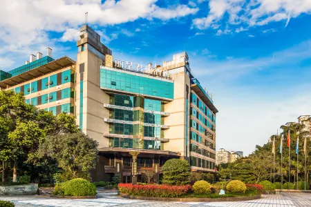 Rezen Kingtown Hotel (Chongqing Ranjiaba) Отели рядом с достопримечательностью «Southwest University of Political Science & Law (Zhuangzhi Road)»