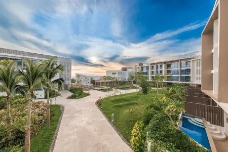 Crimson Resort and Spa Boracay Отели рядом с достопримечательностью «Aqualife Divers Academy»