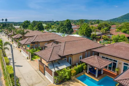 Rawai Private Villas - Pools and Garden