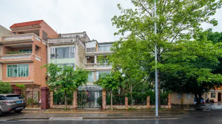 Floral Hotel·Zhaoqing Companion Moon Hotel (Xinghu Archway Seven Star) Отели рядом со станцией Zhaoqing Railway Station