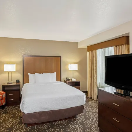 La Quinta Inn & Suites by Wyndham Las Vegas Red Rock Отели рядом с достопримечательностью «Поле для гольфа Durango Hills»