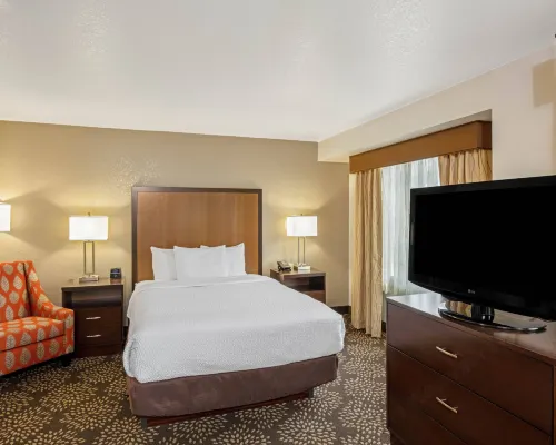 La Quinta Inn & Suites by Wyndham Las Vegas Red Rock Hotels near Durango Hills Golf Course