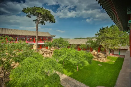 Imperial Mountain Resort Chengde Отели рядом с достопримечательностью «Eight Outer Temples»