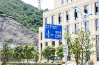 YZ Universe E-sports Smart Hotel (Donggang Banshengdong Wharf)