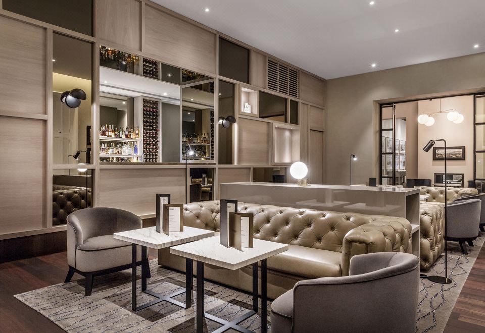 코모 더 트레저리 호텔 로비의 세련된 인테리어