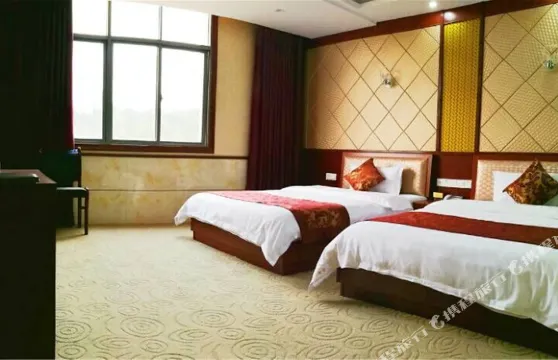 平江純溪大酒店