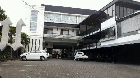 De Wahyu Hotel Отели рядом с достопримечательностью «Masjid Wakaf Al Ikhlas Jl. Brantas Gg VI Sisir Batu»