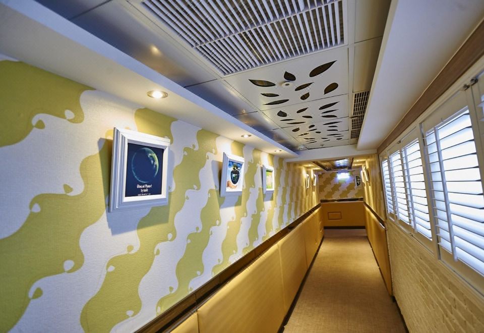 현대적이고 깔끔한 호텔 로비