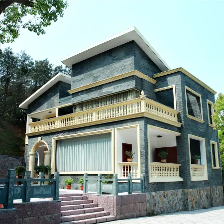 Lake Home Hotel