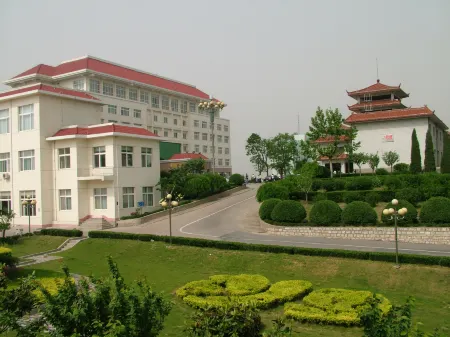 Xincheng Hotel Отели рядом с достопримечательностью «Yiyuan Lu Shan Rongdongqun Sceneic Area»