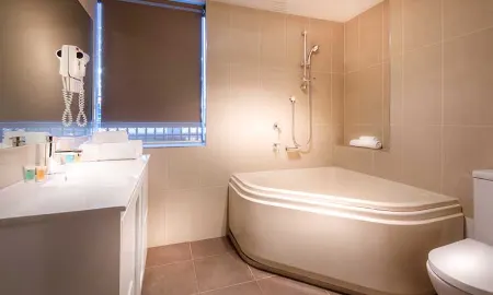 Crest on Barkly Hotel Отели рядом со станцией Windsor Railway Station