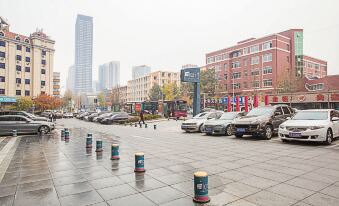 Love Holiday Hotel (Dalian Zhongshan Square Railway Station)