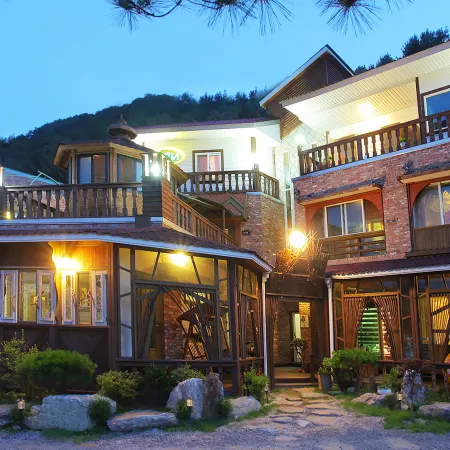 Gapyeong Pogny Kids Poolvilla Отели рядом с достопримечательностью «Мемориал вооруженным силам Канады в Капхёне»