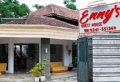 Enny's Guest House Malang Train Station 주변 호텔