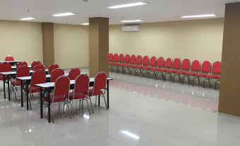 Super OYO Townhouse Oak Hotel Fiducia Serpong