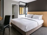 Travelier Hostel Hotels near BTS-Ratchathewi