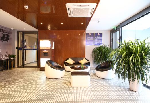 친절하게 고객을 응대하는 호텔 직원 이미지