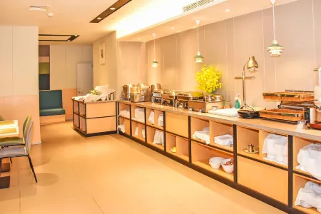 Homeinn Selected Hotel (Kunming Tongde Plaza Baiyun Road Metro Station Store) Отели рядом с достопримечательностью «Yunnan Wild Animals Park»