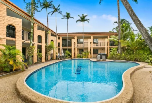 Oasis Inn Apartments Отели рядом с достопримечательностью «Cairns Esplanade Beach Volleyball Court»