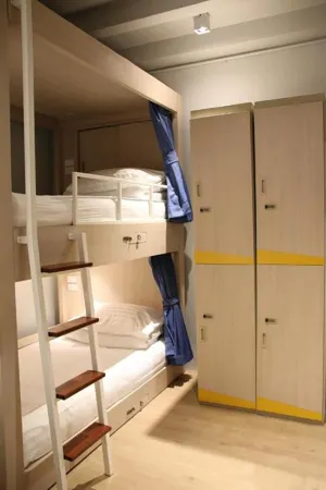 Kinnon Deluxe Hostel Coworking Cafe