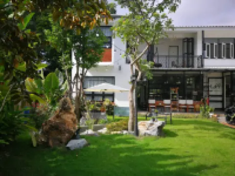 Sherloft Home & Hostel Hotels near وات فرا سينغ