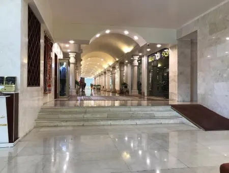 Homa Hotel Shiraz Отели рядом с достопримечательностью «Крепость Керим-хан»