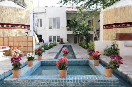 Tehran Heritage Hostel Отели рядом с достопримечательностью «Тегеранский Большой Базар»