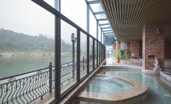Yihua Riverview Hot Spring Holiday Hotel