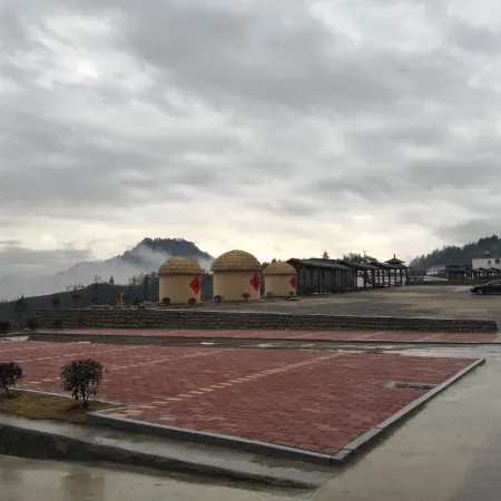 Dabie Mountain Ziyunyuan Inn Отели рядом с достопримечательностью «Dabie Mountain Main Peak (Baima Main Peak)»