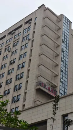Chongqing Yujium Hotel (Shuangfu Times Square) Отели рядом с достопримечательностью «Chongqing Traffic Vocational Institute»