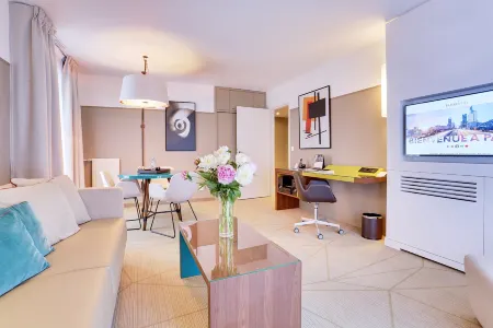 Fraser Suites Paris La Défense Отели рядом с достопримечательностью «Jardin des Mille Roses de l’Hôpital Corentin Celton»
