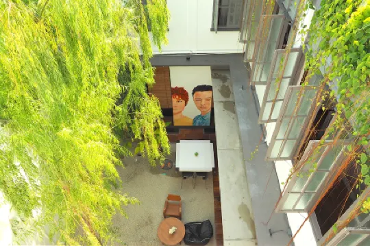 อยู่ คาเฟ่โฮสเทล