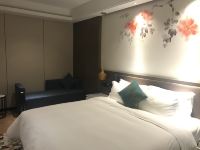 万季公寓式酒店(湛江万达广场店) - 高端豪华大床房