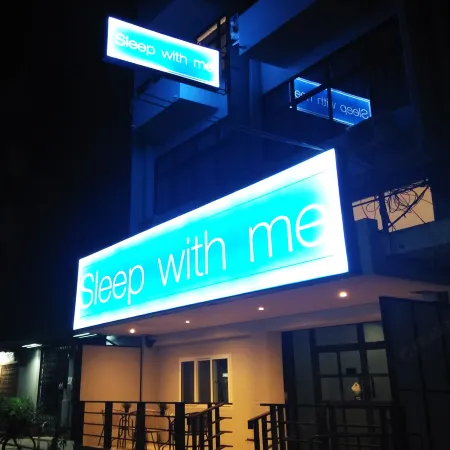 Sleep with Me Bangkok - BTS Phra Khanong Отели рядом с достопримечательностью «Станция надземного метро Phra Khanong»