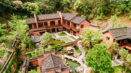 Longquan Senbo Longyuanyi Homestay Отели рядом с достопримечательностью «The White Cloud Cliffs»