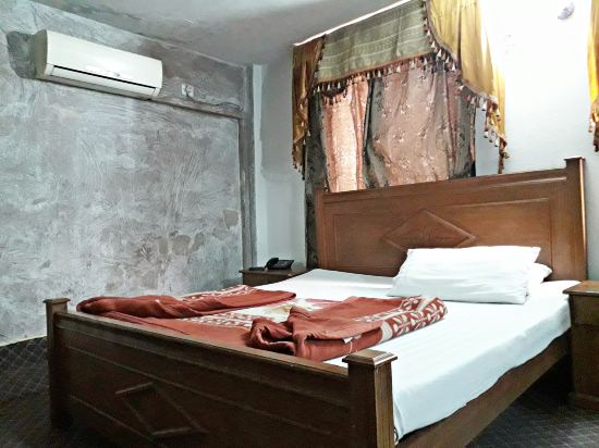 Gulberg View Hotel - Main Market
