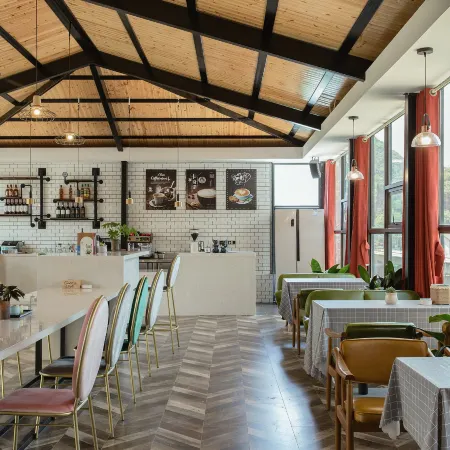 Qingjiang Gallery · Nestled by the Mountains and Waters | Riverside Hotel