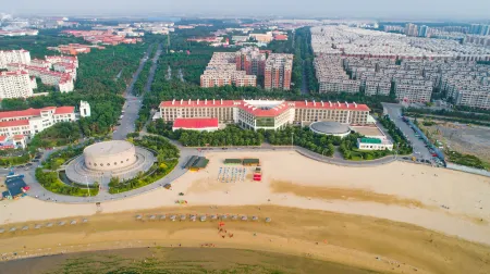 Moon Bay Seascape Hotel Отели рядом с достопримечательностью «Longkou Poly Plaza Sky Dream Ferris Wheel»