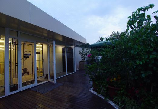 사합원 호텔의 아늑한 정원 공간