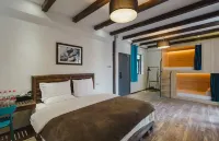 Desti Hostel - balcony