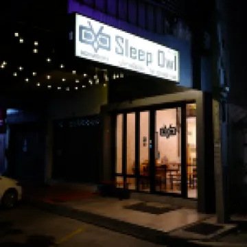 犯困的貓頭鷹青年旅館