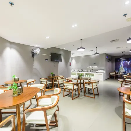 Mingyue Lake Hotel (Guangxi University Zoo Subway Station)