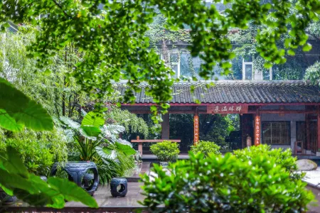 Emeishan Liyuan·Zenlin Hot Spring Hotel Отели рядом с достопримечательностью «Yingbin Square»