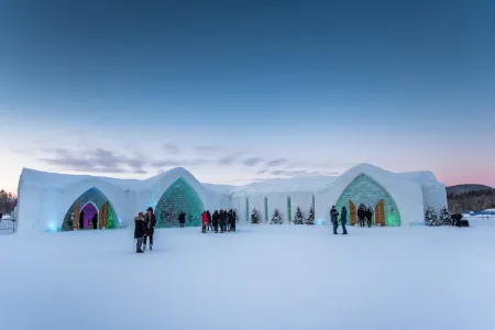 Hotel de Glace (Ice Hotel) Отели рядом с достопримечательностью «Nordique spa Stoneham»
